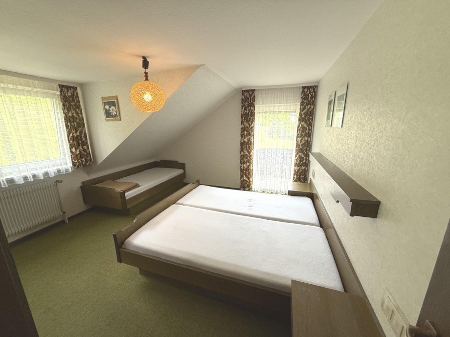 Schlafzimmer im DG Mehrfamilienhaus Baiersbronn